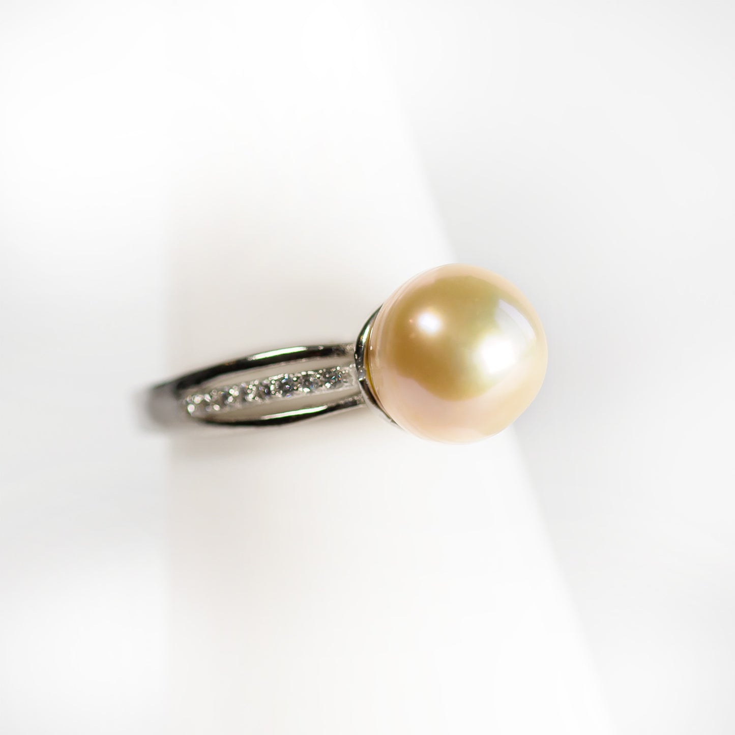 Peach Simple Pearl Ring